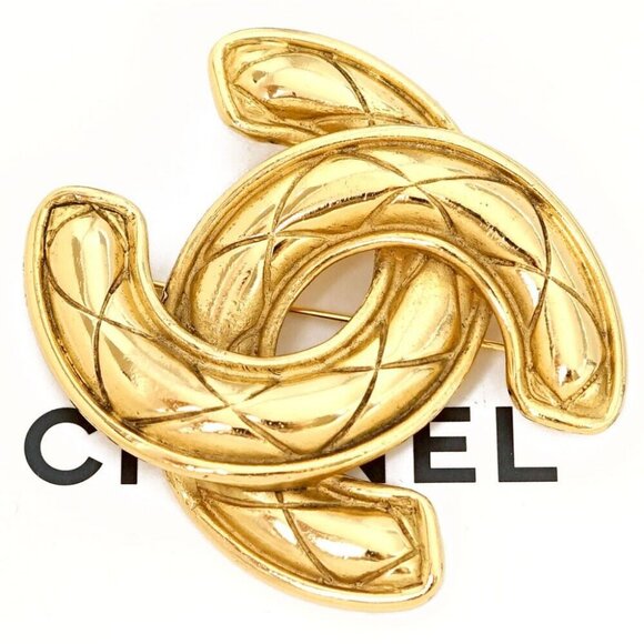CHANEL CC Logo Quilted Matelasse Brooch Gold Tone Pin Auth w/Box t11068-1 - Picture 1 of 5